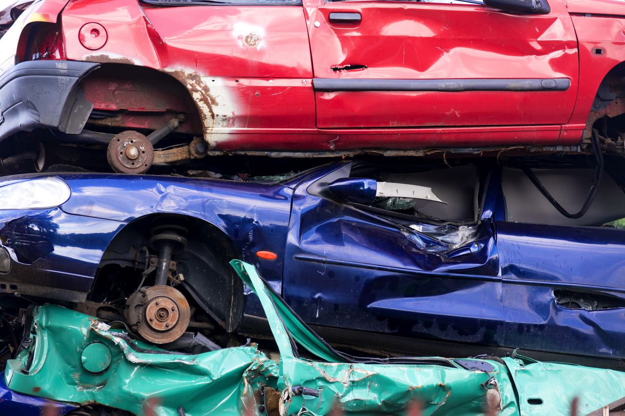 Złomowanie – prosty sposób na pozbycie się zniszczonego auta