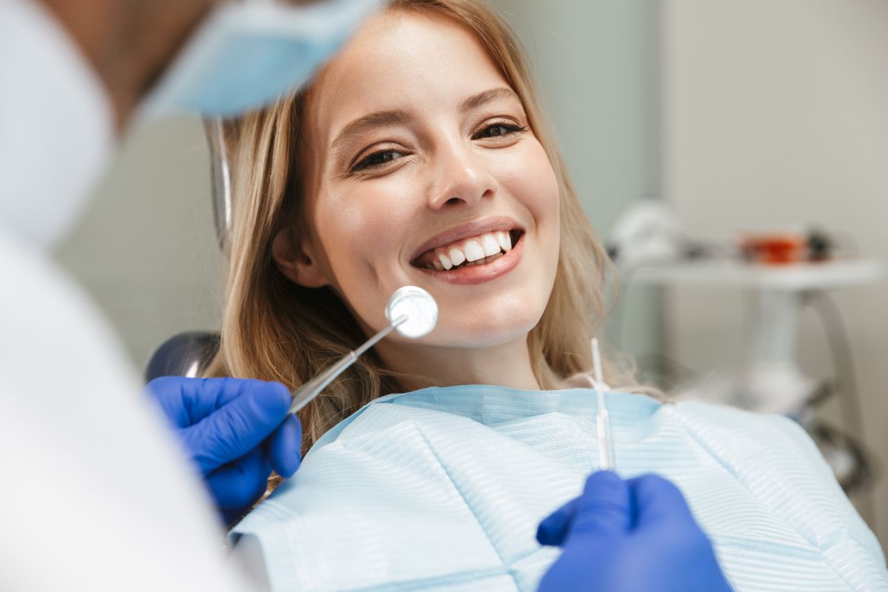 Zęby – za pomocą jakich zabiegów można przywrócić ich dawny blask?