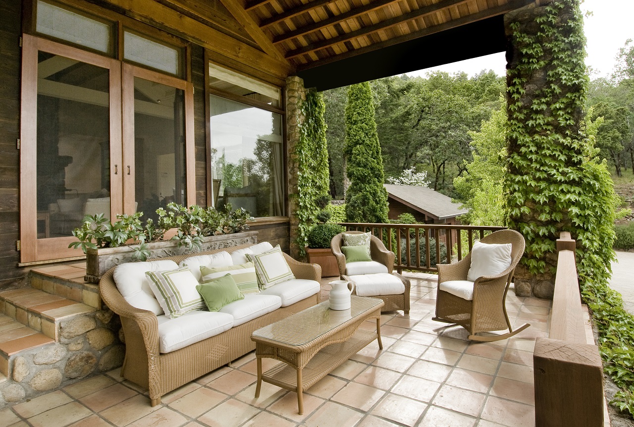 Jak urządzić komfortowe i przyjemne miejsce w ogrodzie, przeznaczone na spotkania z gośćmi?
