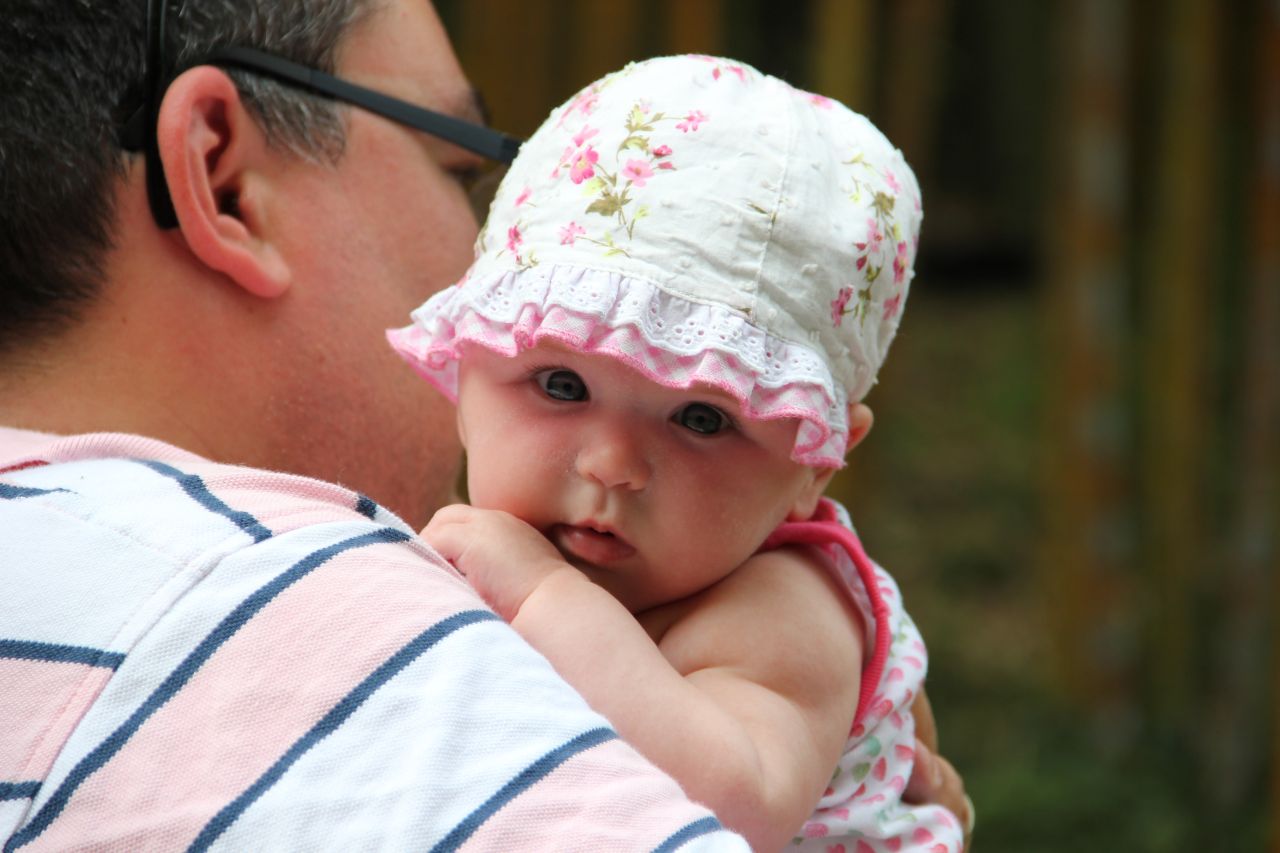 Jak nosić niemowlęta, aby było im wygodnie oraz bezpiecznie?