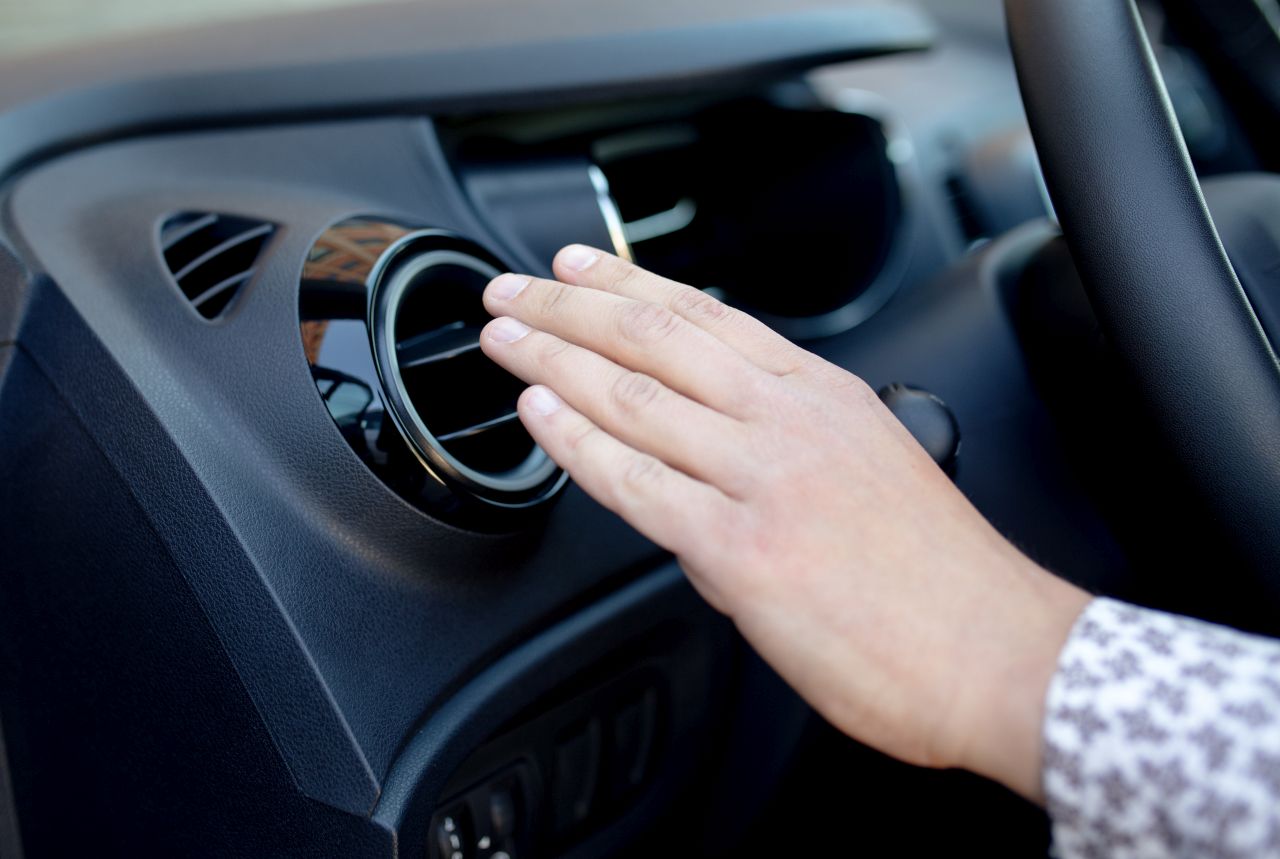 Sprężarka klimatyzacji – jakie funkcje spełnia w samochodzie?
